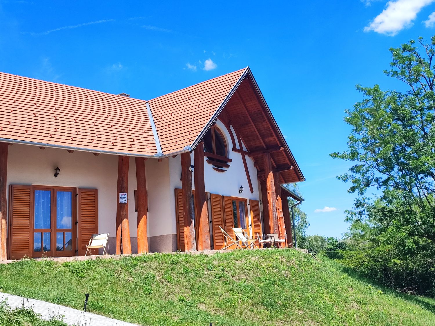 A Zselici Bagoly Vendégház épülete